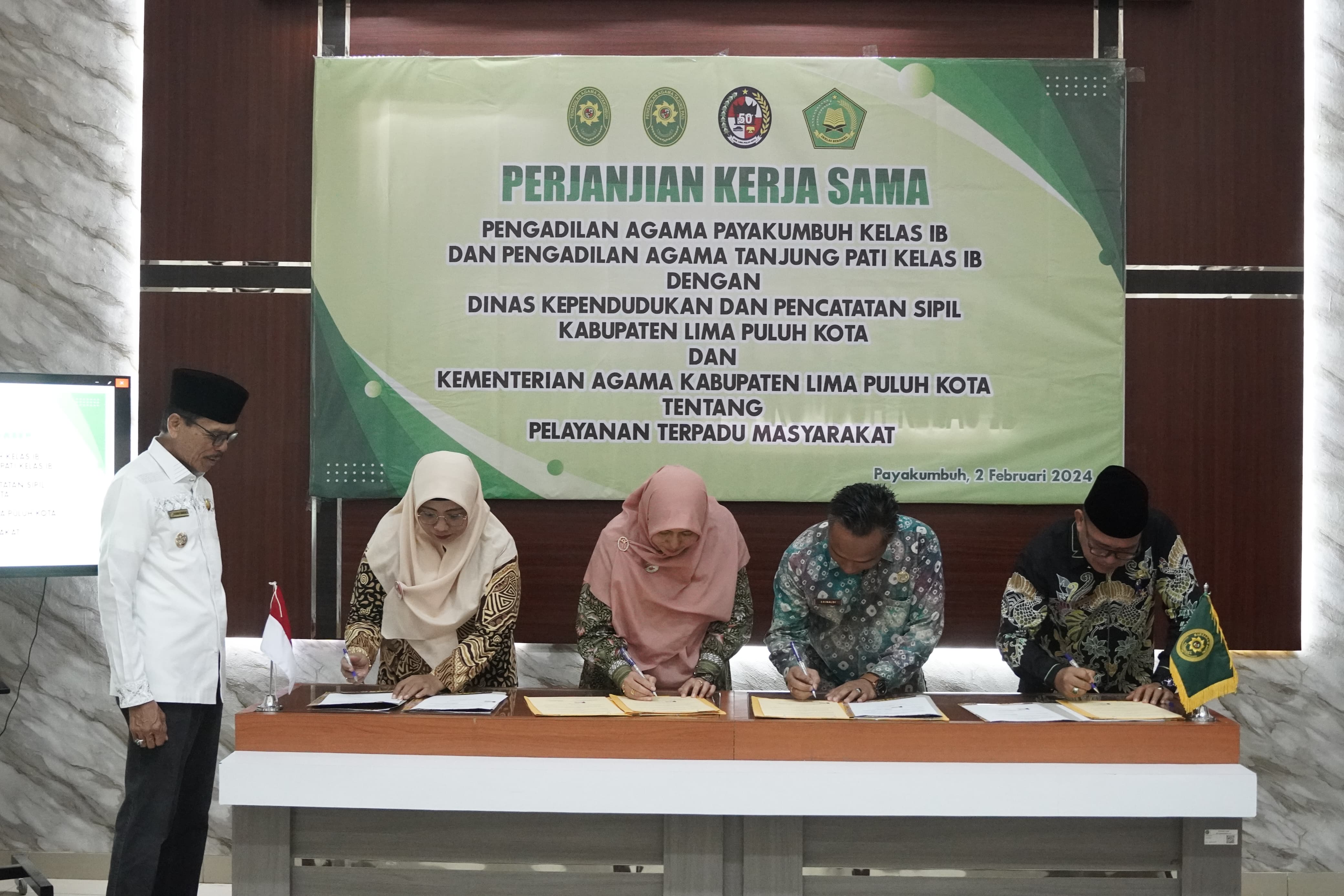  Disdukcapil Kabupaten Limapuluh Kota bersama Pengadilan Agama Tanjung Pati, Pengadilan Agama Payakumbuh dan Kantor Kemenag Limapuluh Kota menandatangani MoU, Jumat (2/2/2024).